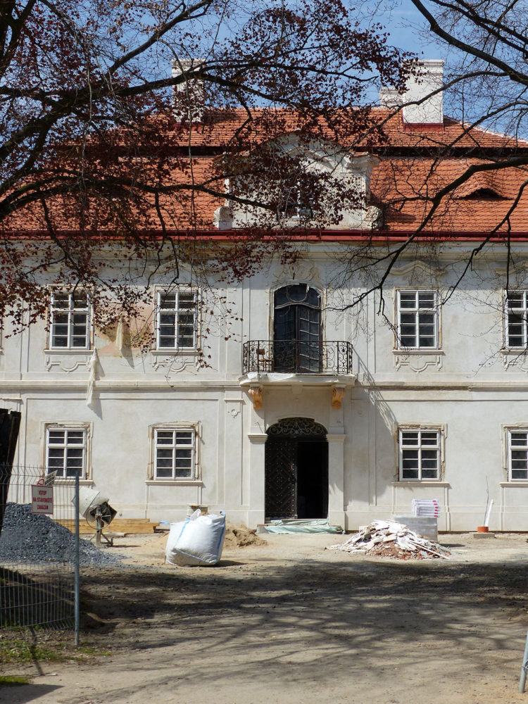 Upper Chateau, Panenske Brezany